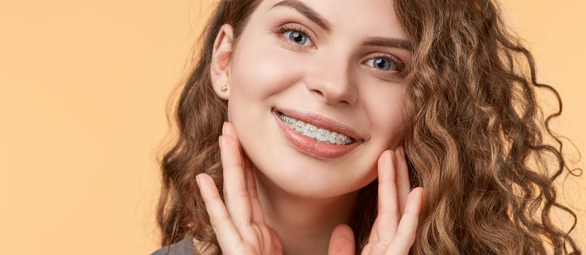 ¿Cómo sé si elegir entre la ortodoncia invisible o los brackets?