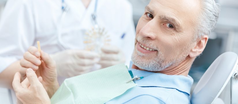 ¡Lee este artículo y hazte con algunos consejos para elegir los mejores implantes dentales!